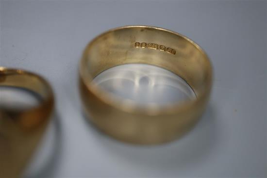 Three assorted 9ct gold rings including a wedding band, gross 24.1 grams.